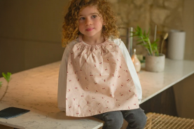 La serviette de table élastiquée : entre autonomie et style à la maternelle