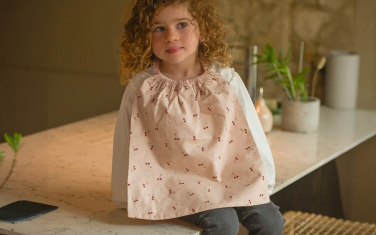 La serviette de table élastiquée : entre autonomie et style à la maternelle