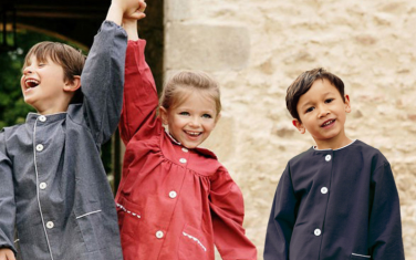 Le tablier d’école fait son retour à l’école et dans les cours de récréation !