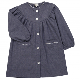 Tablier d'école fille brodé au prénom de l'enfant , coloris bleu jean,col rond. La broderie sera réalisée en blanc.