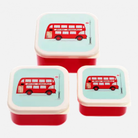 Ce set de trois boîtes à goûter est illustré d’un emblématique bus londonien rouge, apportant une touche d’humour british au quotidien. Chaque boîte a une taille différente, idéale pour les encas, fruits, biscuits ou petits sandwichs. Elles s’emboîtent facilement pour un rangement compact. Conçues sans BPA, elles sont légères, solides et faciles à nettoyer. Parfaites pour les enfants fans de véhicules ou de Londres.