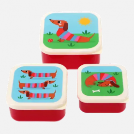 Ce set comprend trois boîtes illustrées d’un chien teckel espiègle, dans des tailles différentes idéales pour les collations, les repas ou les petits objets. Empilables, légères et conçues sans BPA, elles sont parfaites pour une utilisation quotidienne à l’école, au bureau ou en sortie. Leur design coloré et amusant plaît autant aux enfants qu’aux amoureux des chiens.