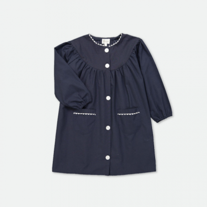 Tablier d'école pour fille brodé au prénom de l'enfant, coloris bleu marine. Modèle Violette, col rond.