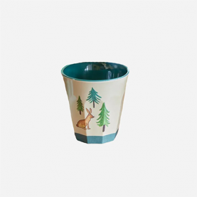 Petit gobelet enfant en mélaminé, imprimé sapins vert et lièvre, léger et résistant, prise en main facile, parfait pour les repas, la crèche  ou les goûters. 