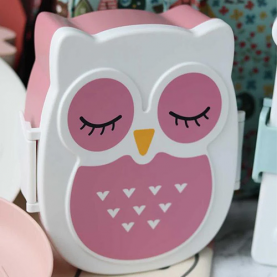 Cette boîte à goûter enfant arbore une chouette souriante sur un fond rose et blanc apaisant. Légère et compacte, elle permet de transporter facilement goûters, fruits ou biscuits. Fabriquée sans BPA, elle assure un usage sain et sécuritaire au quotidien.