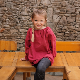 Blouse d'école sans boutons couleur Grenat de la marque Le Tablier Bobine.