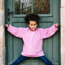 Blouse d'école pour fille couleur framboise de la marque Le Tablier Bobine.