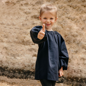 Blouse école bleu marine de la marque Le Tablier Bobine.