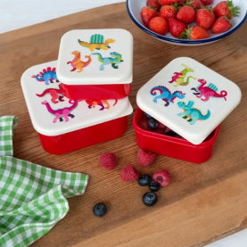 Cette adorable boîte à goûter est illustrée d’un bébé dinosaure tout sourire, dans des tons doux adaptés aux jeunes enfants. Parfaite pour l’école, la maternelle ou les sorties, elle est conçue sans BPA, facile à ouvrir et suffisamment légère pour être manipulée par de petites mains. Elle permet de transporter un goûter, des fruits ou des biscuits en toute sécurité, tout en amusant les petits fans de dinos.