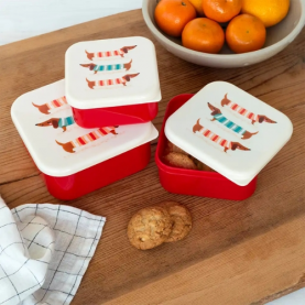 Ce set de 3 boîtes à goûter met en scène un chien teckel rigolo (Sausage Dog) sur chaque couvercle. Avec trois tailles différentes, elles s’adaptent aux besoins du quotidien : goûter, fruits, petits en-cas ou sandwichs. Pratiques, légères, sans BPA et faciles à nettoyer, elles conviennent parfaitement aux enfants pour l’école ou les sorties. Leur design coloré et ludique en fait aussi un joli cadeau