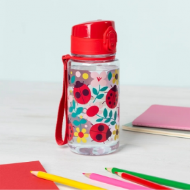 Gourde pour enfant en plastique transparent avec bouchon sport rouge et  sangle rouge au motif coccinelle 