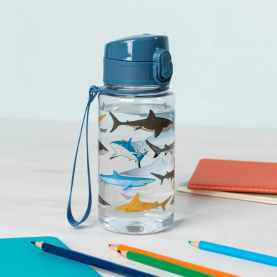 Gourde transparente avec capuchon et anse bleus, ornée de motifs de requins (sharks)