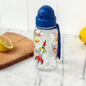 Gourde en plastique transparente avec bouchon et sangle bleu aux motifs de fusées, paille intégrée