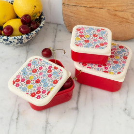 Ce lot de trois boîtes à goûter empilables est décoré de jolis motifs Liberty floraux. Chaque boîte est de taille différente pour s’adapter aux encas, sandwichs ou fruits du quotidien. Leur format compact permet un rangement pratique, et leur conception sans BPA les rend sûres pour les enfants. Légères et faciles à nettoyer, elles sont parfaites pour l’école, le bureau ou les pique-niques tout en apportant une touche d’élégance.