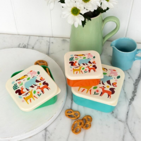 Le set de 3 boîtes à goûter Animaux de la forêt présente des contenants empilables en plastique sans BPA, ornés de motifs d'animaux forestiers tels que des renards, des cerfs et des hiboux. Chaque boîte est dotée d'un couvercle assorti. Les dimensions varient pour s'adapter à différents besoins de rangement. Ce set est idéal pour organiser les goûters, les fruits, les biscuits ou les bonbons des enfants, tout en apportant une touche de nature à leur pause.