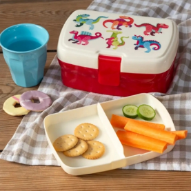 Cette lunch box pour enfant est décorée d’un mignon bébé dinosaure dans un style doux et ludique. Elle est dotée d’un plateau amovible qui permet de bien séparer les aliments. Facile à ouvrir, légère, et sans BPA, elle est idéale pour accompagner les repas des petits à l’école, en crèche ou en sortie. Son design coloré ravit les enfants fans de dinosaures tout en étant pratique pour les parents.