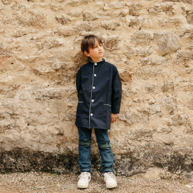 Tablier école garçon à col Mao bleu marine de la marque Bobine Paris.