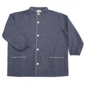 Tablier d'école pour garçon brodé au prénom de l'enfant, coloris Bleu Jean, col Mao. La broderie sera réalisée en blanc.