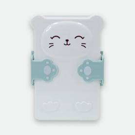 La boîte à goûter enfant Chat – Menthe est un accessoire ludique et pratique pour les enfants. Elle présente un design en forme de chat, avec des petites pattes qui se déploient pour révéler l'intérieur. Sa couleur menthe douce et ses détails soignés en font un objet attrayant pour les pauses goûter. Fabriquée sans BPA, elle s'inscrit dans une démarche éco-responsable, remplaçant les plastiques à usage unique. Idéale pour l'école, les sorties ou les pique-niques, cette boîte à goûter combine fon