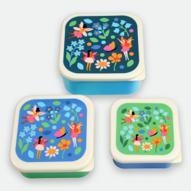 Ce set de 3 boîtes à goûter sur le thème des fées ravira les enfants ! Chaque boîte, de taille différente, est décorée de jolis motifs féériques colorés et se range facilement dans un sac ou un cartable.