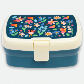 Offrez à votre enfant une pause déjeuner féerique avec la Lunch Box avec plateau - Fée. Pratique et ludique, cette boîte à repas compartimentée est idéale pour emporter un repas équilibré à l’école ou en sortie. Son plateau intégré facilite le repas, tandis que son design magique, orné de motifs de fées colorées, ravira les petits gourmands. Conçue sans BPA, elle est légère, résistante et facile à nettoyer. Une solution éco-responsable, jolie et fonctionnelle pour des repas nomades tout en douce