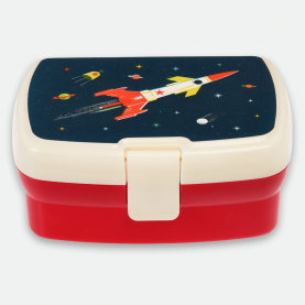 Lunch box enfant avec plateau compartimenté, décorée de motifs sur le thème de l’espace : fusée, étoiles, planètes. Parfaite pour l’école, sans BPA, facile à ouvrir, idéale pour séparer les aliments