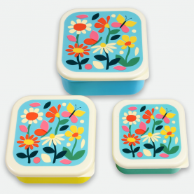 Ce set de trois boîtes à goûter est orné de jolis papillons multicolores sur un fond clair, apportant une touche de douceur et de nature. Chaque boîte a une taille différente, idéale pour transporter des snacks variés. Légères, empilables et sans BPA, elles sont parfaites pour les enfants à l’école ou en sortie. Leur design joyeux ravira les petits.