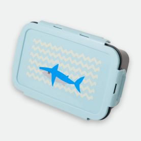 Lunch box pour enfant décorée de requins bleus et gris sur fond océan. Solide, sans BPA, facile à ouvrir, plateau intégré avec 3 compartiments, idéale pour l’école ou les sorties. Parfaite pour transporter sandwichs, fruits ou encas variés.