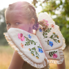 Ailes de papillons en tissus avec fleurs brodées