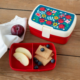 Lunch box pour enfants ornée d’un adorable motif de coccinelles sur le couvercle. Fabriquée en plastique solide, elle dispose d’un plateau intérieur amovible permettant de séparer les aliments comme un sandwich, des fruits ou un petit dessert. Son format compact et léger la rend parfaite pour l’école, les sorties ou les pique-niques. Facile à ouvrir et à nettoyer, elle est idéale pour encourager l’autonomie des plus petits au moment du repas.
