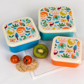 Le set de 3 boîtes enfant Wild de Le Tablier Bobine présente des contenants colorés et ludiques, ornés de motifs animaliers tels que des écureuils, des lapins et des ours. Ces boîtes sont conçues pour les enfants, offrant une solution pratique et attrayante pour transporter leurs goûters à l'école ou lors de sorties. Elles sont fabriquées en plastique sans BPA, assurant ainsi la sécurité alimentaire. Chaque boîte est de taille compacte, idéale pour les portions adaptées aux enfants. Le design vi