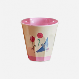 Gobelet enfant en mélamine oiseau fleurs roses et champignon rouge, léger et adapté aux enfants, parfait dès 18 mois pour les repas à la maison, en crèche ou en pique-nique.