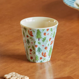 Fabriquée en mélaminé sans BPA, cette timbale est robuste et légère, idéale pour un usage familial. Son motif forêt bleu apporte une touche élégante et nature, parfaite pour accompagner les repas et moments de détente. Facile à nettoyer et réutilisable.