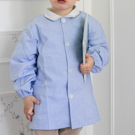 Tablier d'école pour garçon jean clair à col rond de la marque Le Tablier Bobine.