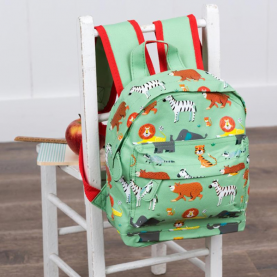 Sac à dos enfant vert avec imprimé animaux, tissu résistant et léger, bretelles ajustables, lanière de portage, fermeture zippée, parfait dès 2 ans pour la crèche ou la maternelle.