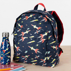 Sac à dos enfant maternelle motif espace, avec fusées, planètes et étoiles, tissu résistant, fermeture zippée, laniére de portage et bretelles réglables. Dès 2 ans pour crèche  ou maternelle.
