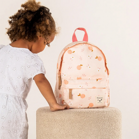 Sac à dos pour enfant maternelle motif fruits et fleurs rose de la marque Le Tablier Bobine.  Doux et léger, ajustable  avec fermeture zippé
