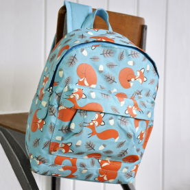 Sac à dos enfant maternelle motif renard Rusty The Fox,  Dés 2 ans, pour la crèche ou l'école . Bretelles réglables, lanière de portage et fermeture sécurisée pour un usage facile. Couleur bleu avec imprimé renard. Poche frontale