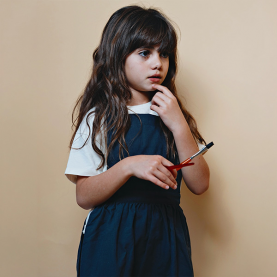 Tablier enfant chasuble marine de la marque Le Tablier Bobine.