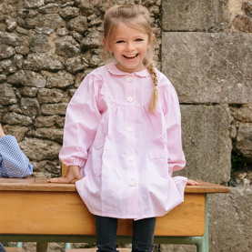 Tablier enfant fille à col Claudine rose de la marque Le Tablier Bobine.