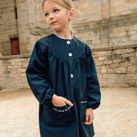 Tablier école fille à col rond marine de la marque Le tablier Bobine.