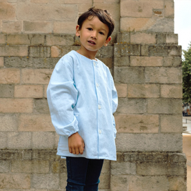 Tablier pour enfant à carreaux ciel de la marque Le Tablier Bobine.
