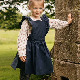 Tablier fille chasuble marine pour l'école de la marque le Tablier Bobine.