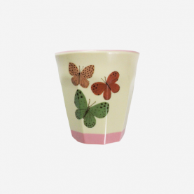 Fabriqué en mélaminé sans BPA, ce gobelet enfant papillons est parfait pour les enfants. Son motif papillons apporte une touche joyeuse et colorée qui plaira aux petits. Facile à nettoyer et réutilisable, il convient parfaitement aux repas, goûters et sorties.