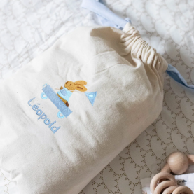 Pochette brodée lapin carriole bleu