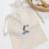Pochette cadeau brodée lapin carriole bleue
