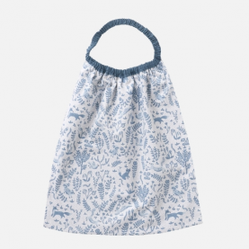 serviette avec col élastiqué aux motifs bleus représentant la forêt 