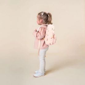 Sac à dos enfant maternelle imprimé poires sur fond beige, tissu doux et résistant , bretelles réglables, fermeture zippé, format adapté dés 2 ans pour la crèche ou la maternelle. Une lanière pour un portage facile à la main .