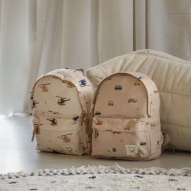 Sac à dos maternelle garçon beige à imprimé voitures, bretelles réglables, poche frontale zippée - Le Tablier Bobine.