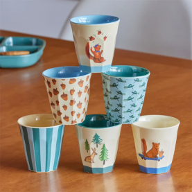 Petit gobelet timbale enfant en mélamine bleu, motif sauterelles, léger, incassable, prise en main facile pour les tout-petits. Idéal dès 18 mois pour la crèche, les repas ou les goûters. 